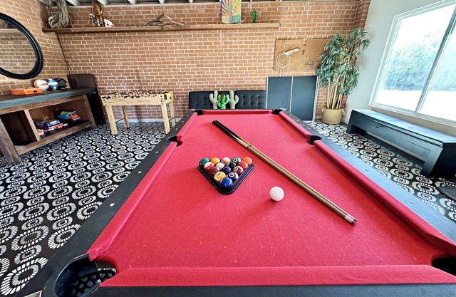 The Fox House: Friends and Family Retreat with Game Room, Pool Table, Volleyball