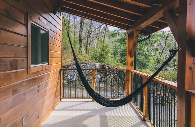 The Frontenac: A Lakeside Cabin Retreat with Sauna