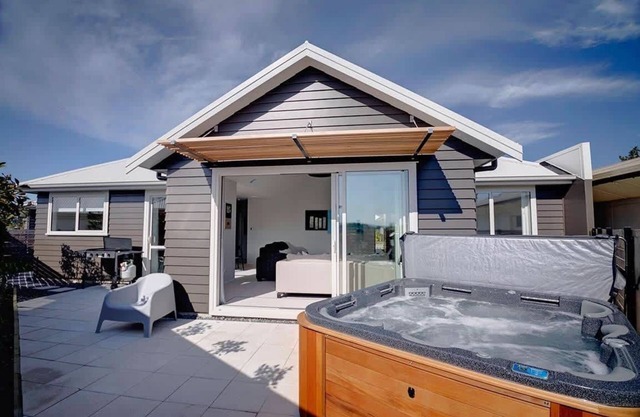 The Gallery | Central Location with Spa Pool