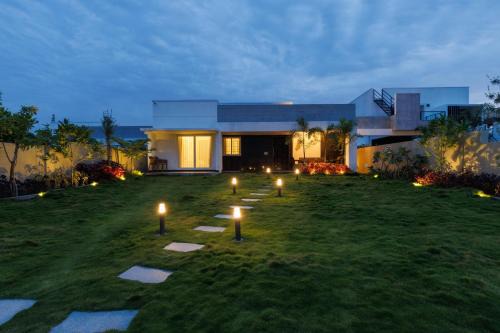 The Garden Retreat by StayJadePool2BHKLawn