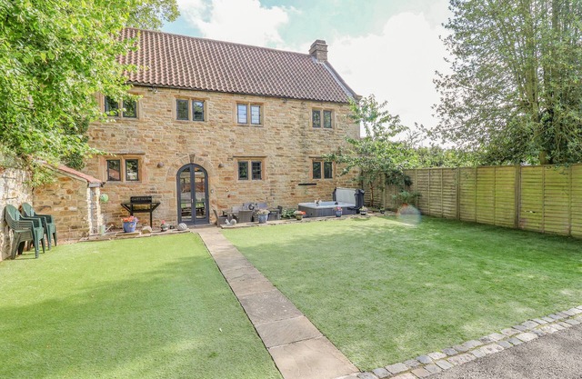 THE GATEHOUSE, pet friendly, character holiday cottage in Mansfield