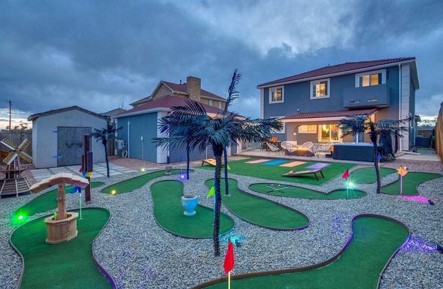 The Gatsby: Putt Putt - Hot Tub - Fire Pit - Movie Theater - 18 Guests