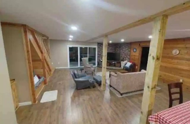 The Getaway Cabin W/Indoor hot tub and sauna.n