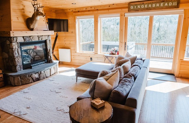 "The GingerBread" 10 min from Sunday River with a Hot Tub to come home to!