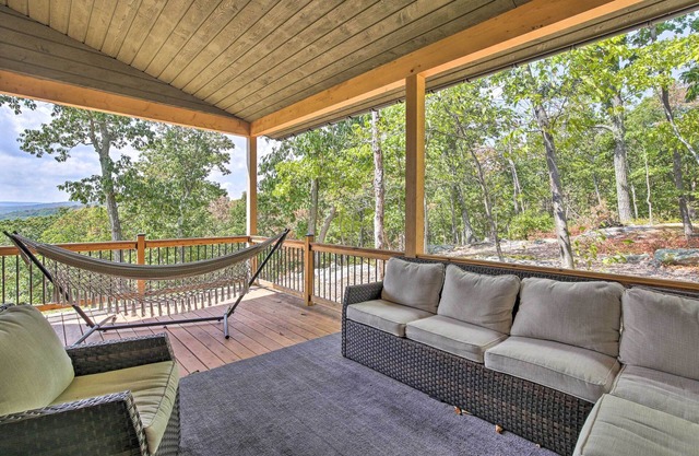 'The Glabin’: Garrison Gem w/Deck & Fire Pit!