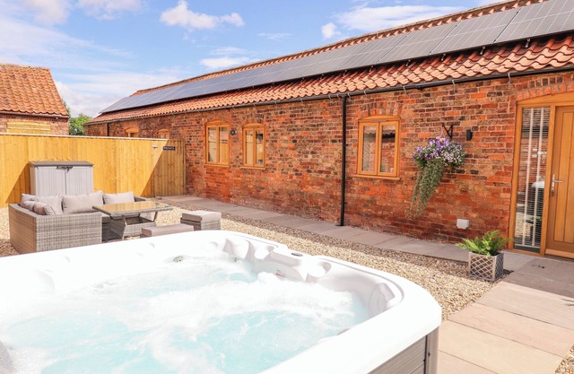 THE GRANGE COTTAGE 1, family friendly, with hot tub in Waltham