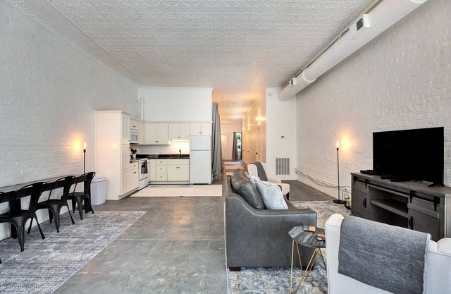 The Grocery - Cozy, Spacious Downtown Building