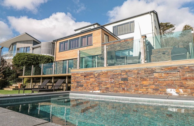 THE GULLS, pet friendly, luxury holiday cottage in Stoke Fleming