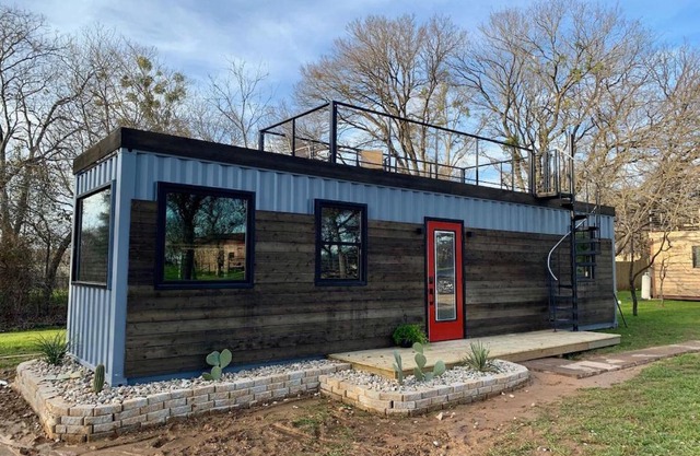 The Hacienda Beautiful New Container Home 12 min to Magnolia