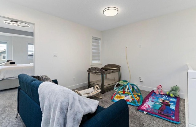 The Happy place - Luxurious, Cozy and Modern Home with Air-condition, Netflix, Free Parking close to Airport and West Edmonton Mall
