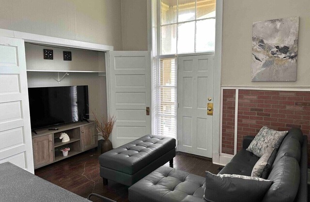 The Harrison A/1BD/1BA Apt steps from Riverfront