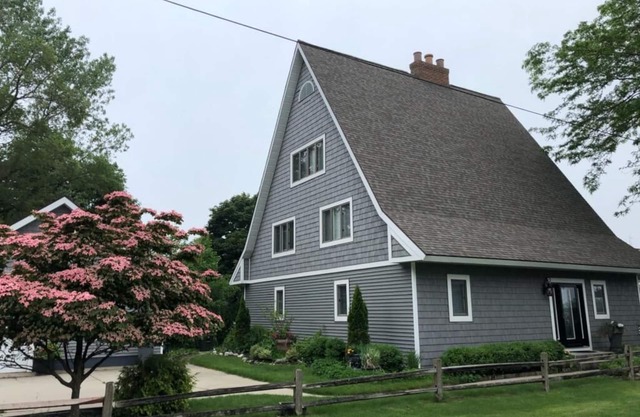 "The Haven at Bluffton" Charming Chalet on the Muskegon Channel~Bring your Boat!