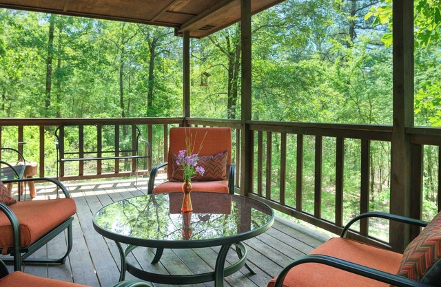 The Haven: King Bed, Indoor HotTub, Pet Friendly, FIREPLACE, Close 2 Park & LAKE