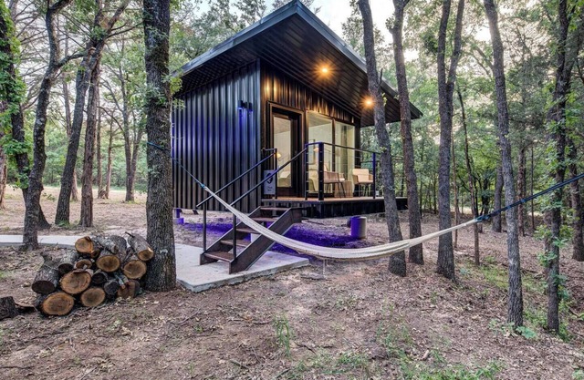 The Hawk’s Nest |Peaceful Tiny Cabin w/Pickleball
