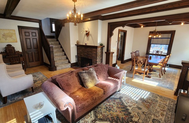 The Hawthorne: 4 bedroom Mission-Style Home, Minutes to Downtown