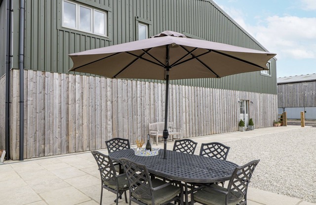 THE HAYLOFT, pet friendly, with a garden in Calne
