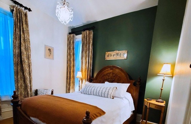 The Heart of Downtown, Private Guest Suite, 2 Person Hot Tub
