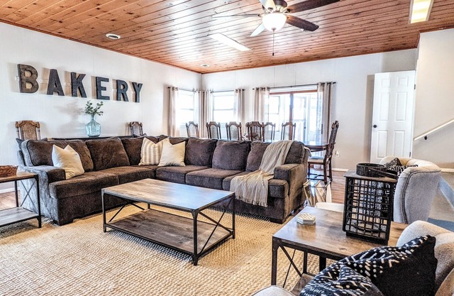 The Hickory House - Walk to Downtown Three Oaks - Week Stay Discount