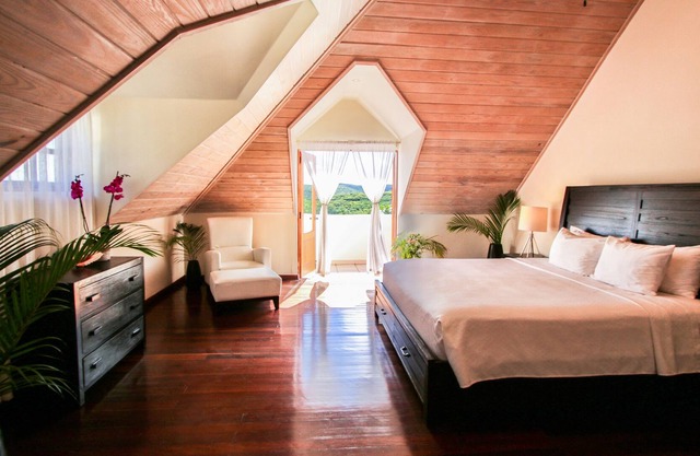 The Hideaway 3 Bedroom suite Pool/Sea View
