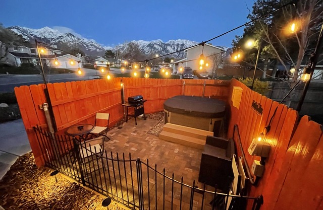 THE HIDEAWAY: Charming, 2-bedroom apartment near ski slopes & Wasatch Mountains.