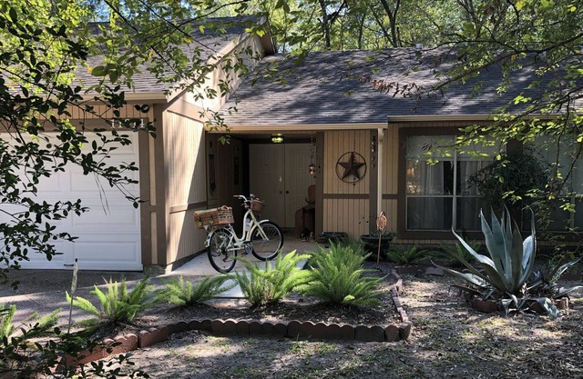 The Hideaway - Clean, Comfy, Affordable & Close To All The Fun.