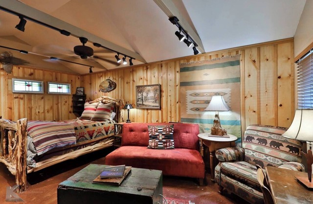 The Hideout - A Sayles Ranch Guesthouse