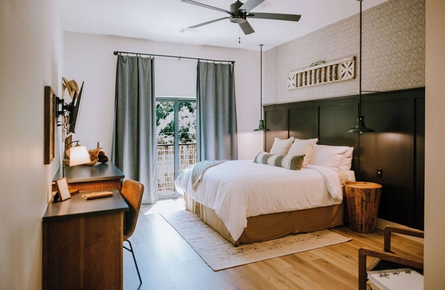 The Homestead – ADA King Suite at Gaines Ranch on the Square, Wimberley