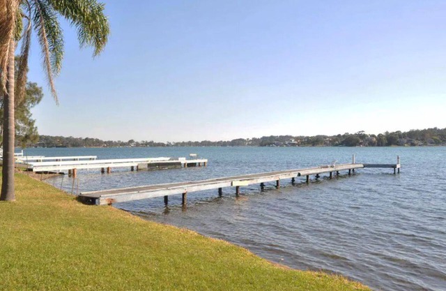 The House on the Lake @ Fishing Point, Lake Macquarie - honestly put the line in and catch fish