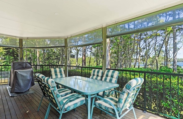 The Ideal Spot- Pet Friendly Waterfront with Retro Styling