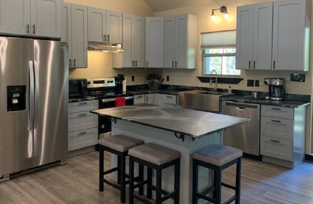 --~THE JOINT: On Smokey Lane~--3/2 on 2A, Sleeps 8