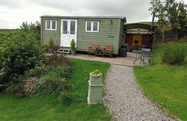 THE JOURNEYMAN LUXURY SHEPHERDS HUT, pet friendly in Barnoldswick
