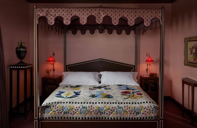 The King at Ulysses Hotel: Canopy Beds & Vintage Finds in Mount Vernon