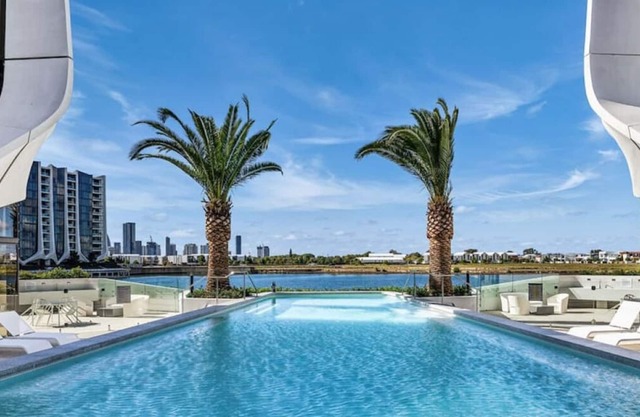 The Lanes 4806 · Luxurious Waterfront Sub Penthouse