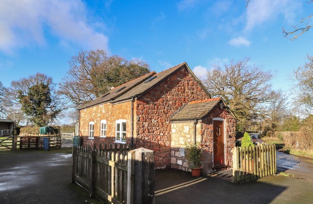 THE LAURELS BARN, pet friendly, with a garden in West Felton