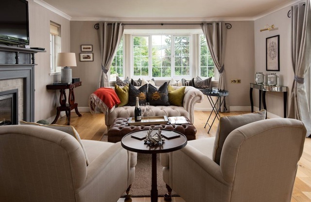 THE LAURELS, Jedburgh - sleeps 2+2 in 2 bedrooms