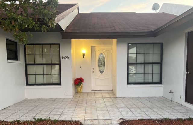 The Less Is More House (Plantation Area)(Big Pool)(9Min from TPA)