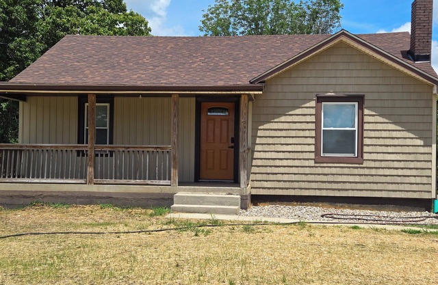 The Little Brown Cottage is a 1950's, two bedroom cottage in town with one bath.