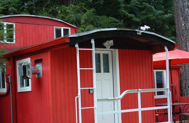 THE LITTLE RED CABOOSE / Hot Tub
