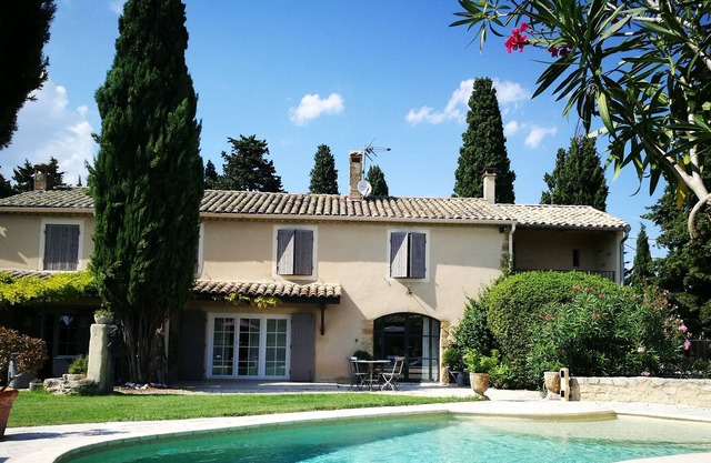 The lizard house -Mass of character in Provence, swimming pool, surrounded by vineyards