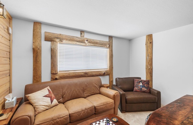 "The Lodge"- APT w/Loft Bedroom, Walnut Bar, Quiet Setting, Covered Parking