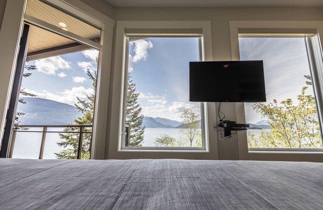 "The Lodge on Harrison Lake" Suite #1