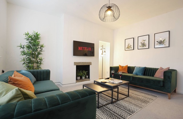 The Lodge: stylish modern 3 bedroom home from home (3-6 beds) & free parking