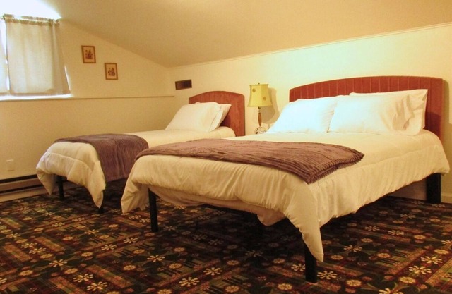 The Loft at Aspen Pine with Wi-Fi, AC in wonderful Hot Springs