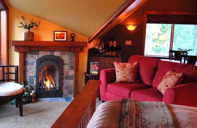 "THE LOFT" romance, luxury, stunning water and mountain views!