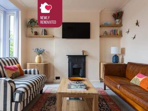 The Lorelei 2BR Mid-Century Modern Stylish Apartment