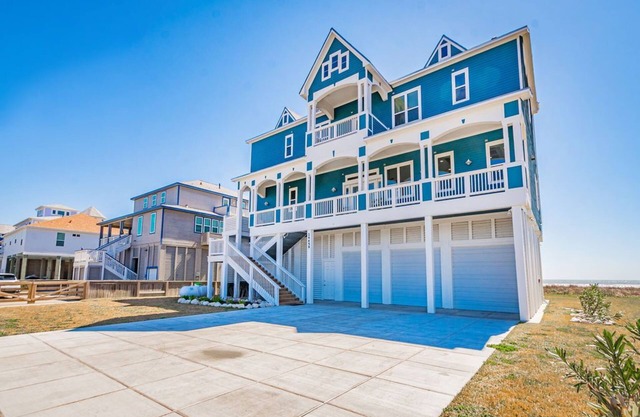 The Mansion - Beachfront Luxury with Elevator/Bikes/Ping-Pong