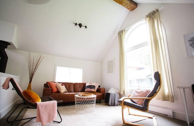 The MEADOWLARK Guest house | Character-filled farm guest house on 8 acre