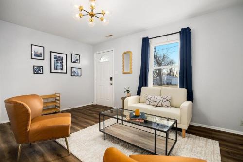 The Modern Elm Escape a cozy 2bd in the Heights
