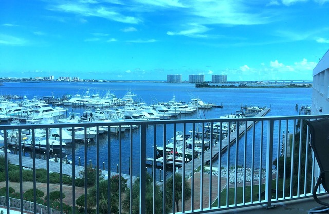 The Moorings 2 BR large LUXURY Unit Water Front TOP Floor