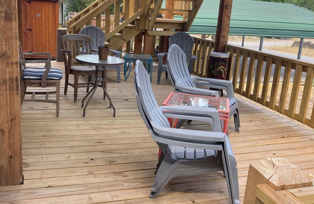 The Nestle Inn, walk to Historic Downtown Square. Centrally located.